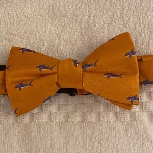 Van Heusen Shark Bow Tie 💯 Silk NWOT 🥰❤️gift box included🎁